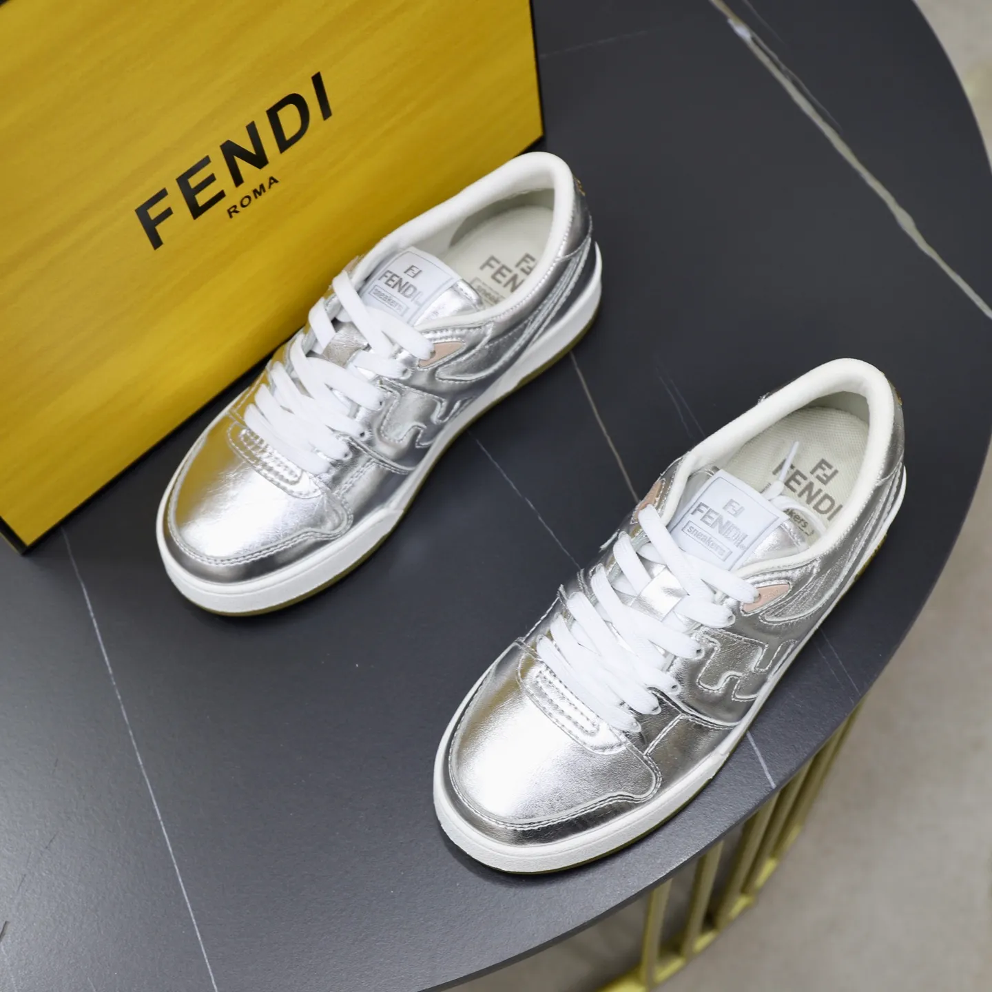 Ex-factory price: 640🔥Couple model (top original order) Brand: FENDI Size: 35-44 (customized for men 38 and 45) Grade: original order quality High version Material: Imported original cowhide stitching ➕ High-quality and comfortable lining Original TPU lightweight anti-slip outsole Style category: Travel fashion casual shoes Versatile trend